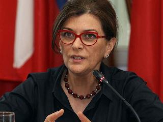 Η Υπουργός επισήμανε πως κάθε περιοχή και κάθε περιφέρεια έχει τα δικά της χαρακτηριστικά, τις δικές της ανάγκες και τα δικά της πλεονεκτήματα. Και πρόσθεσε ότι τα περιφερειακά συνέδρια αποτελούν το πρώτο βήμα για την ανάπτυξη μια πολιτικής που θα αξιοποιεί τις παραγωγικές δυνατότητες της κάθε περιφέρειας.